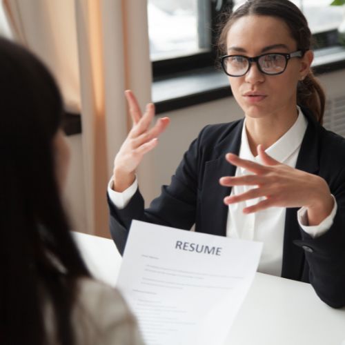 Simulare il colloquio di lavoro aiuta a sviluppare sicurezza, gestire l'ansia e migliorare la comunicazione.